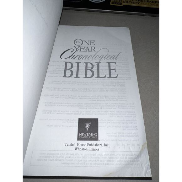 The One Year Chronological Bible NLT Paperback Tyndale New Living Translation - Picture 2 of 15